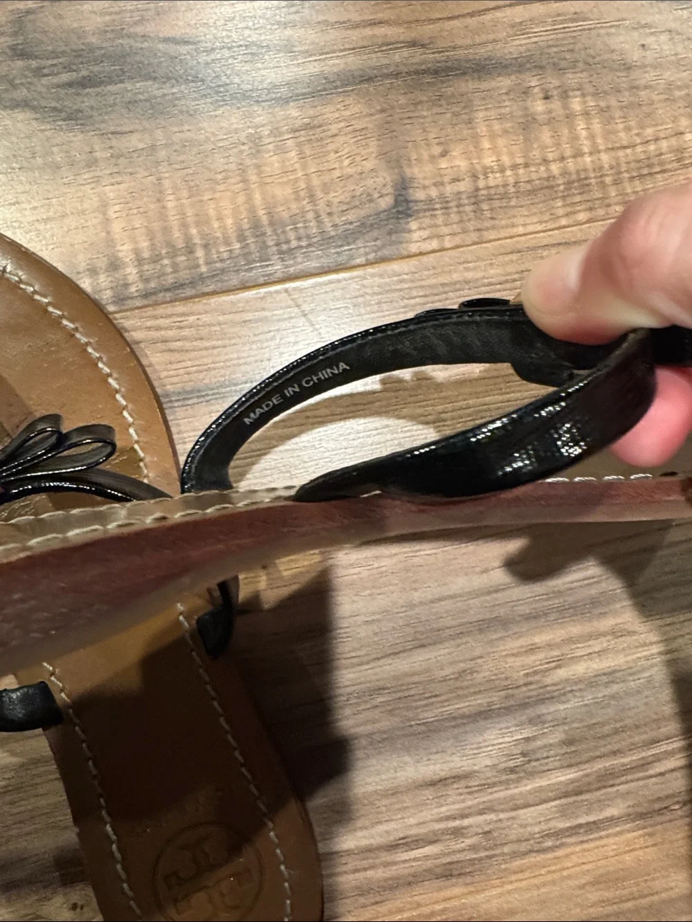 Tory Burch Black Patent Leather Bow Thong Sandals Well Worn size 6.5